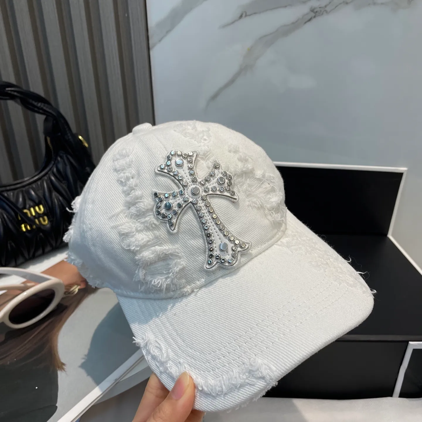 P66 Crow Heart 🆕🆕New baseball cap, stylish and classic cross logo, casual with a cool feeling, unisex style, same style for men and women! Very easy to match! Head circumference: 56-58cm is available
